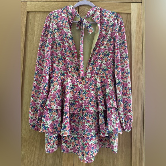 2.7 AUGUST APPAREL Floral Multicolor romper - Picture 3 of 3